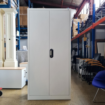 Stahlschrank mit Flügeltüren in lichtgrau