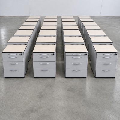 viele Steelcase Rollcontainer in Reihen