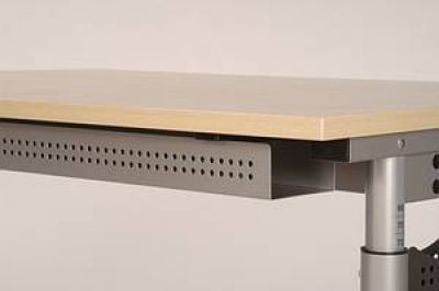 abklappbarer Kabelkanal zum unterschrauben unter einen Schreibtisch aus Metall