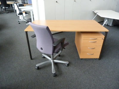 Schreibtisch mit gebrauchtem Gestell und neuer Tischplatte