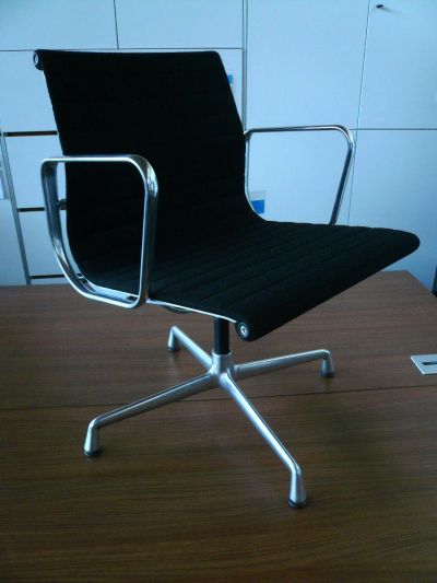 Designerstuhl von Vitra, Charles & Ray Eames, mit Chromgestell