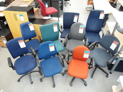 viele verschiedene gebrauchte Bürodrehstühle