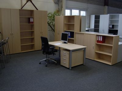 Kompletter Arbeitsplatz XP mit Schreibtisch, Aktenschrank, Regal und Sideboards