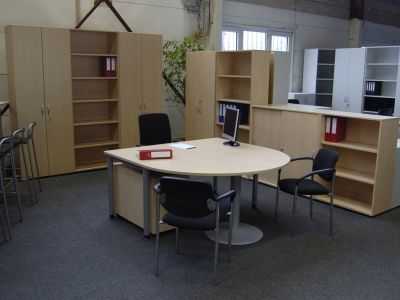 Kompletter Arbeitsplatz XP mit Schreibtisch und Besprechungsanbau, Aktenschrank, Regal und Sideboard