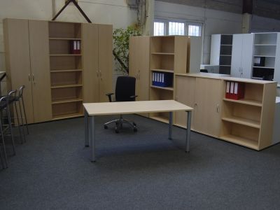 Kompletter Arbeitsplatz XP mit Schreibtisch, Aktenschrank, Regal und Sideboards