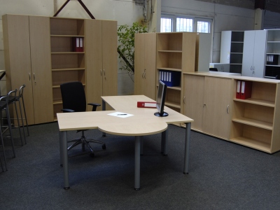 Schreibtisch in Winkelform mit halbrunden Besprechungsanbau