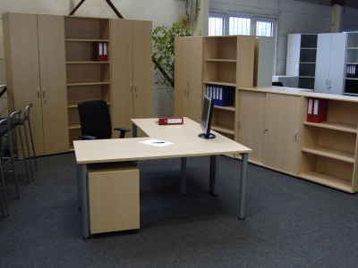 Schreibtisch in Winkelform mit Aktenregalen und Sideboards