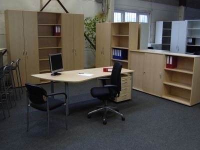 Großer Freiformschreibtisch in Waveform mit Aktenschränken und Sideboards