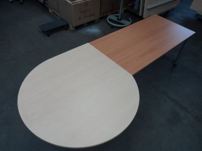 Anbauplatte für Schreibtisch in Tropfenform mit Stützfüßen