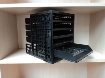 Fächerablage in schwarz mit 5 Auszügen aus Kunststoff