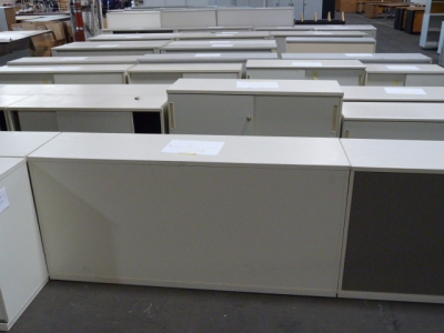 Lager mit Reihen von Sideboards in verschiedenen Varianten