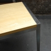 Quadratischer Verkaufstisch mit Edelstahlgestell und Tischplatte in Eiche hell