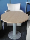 kleiner, runder Besprechungstisch, Tischplatte in Buche hell, Tellerfu&szlig; in lichtgrau