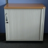 kleines Sideboard in lichtgrau mit Abdeckplatte in Buche