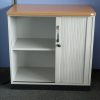 kleines Sideboard in lichtgrau mit Abdeckplatte in Buche