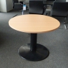 Runder Besprechungstisch mit Buche Tischplatte und schwarzem Tellerfuß