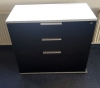 schwarzes Sidebord mit Aluminium Abdeckplatte und 3 Schubladen