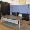 Chefbüro Schreibtisch in Esche schwarz mit Metallsichtblende und passendem Sideboard dahinter