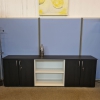 Chefbüro Schreibtisch in Esche schwarz mit Metallsichtblende und passendem Sideboard dahinter