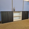 Chefbüro Schreibtisch in Esche schwarz mit Metallsichtblende und passendem Sideboard dahinter