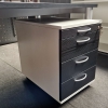 Chefbüro Schreibtisch in Esche schwarz mit Metallsichtblende und passendem Sideboard dahinter