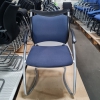 blauer, gebrauchter Freischwinger mit schwarzen Armlehnen