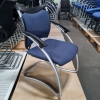 blauer, gebrauchter Freischwinger mit schwarzen Armlehnen