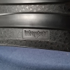 blauer, gebrauchter Freischwinger mit schwarzen Armlehnen