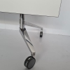 Klapptisch mit Chromgestell auf Rollen und Tischsteckdose