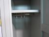 Garderobenschrank mit 2 Flügeltüren aus Stahl, Einlegeboden und Kleiderhaken
