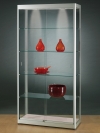 Glasvitrine mit silbernen Rahmen, zwei Schiebetüren, 4 Einlegeböden und LED-Beleuchtung