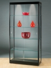 Glasvitrine mit silbernen Rahmen, zwei Schiebetüren, 4 Einlegeböden und LED-Beleuchtung