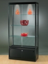 Glasvitrine mit 2 Schiebetüren und 3 Glaseinlegeböden, LED-Strahlern und geschlossenem Fac