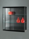 Wandhängende Glasvitriene mit zwei Flügeltüren und zwei Glaseinlegeböden sowie 3