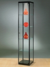 Glasvitrine mit 1 Flügeltüre und 4 Glaseinlegeböden sowie einem LED-Strahler im Ober