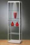 Glasvitrine mit 1 Fl&uuml;gelt&uuml;re und 4 Glaseinlegeb&ouml;den sowie einem LED-Strahler im Ober