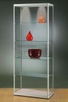 Glasvitrine mit einer T&uuml;re, schwarzem Rahmen, 4 Einlegeb&ouml;den und LED-Beleuchtung
