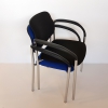 2 Besucherstühle ST mit Chromgestell und Armlehnen Polster in schwarz und blau