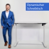 Mann steht vor einem weißen Stehsitz-Schreibtisch