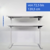 Mann steht vor einem weißen Stehsitz-Schreibtisch