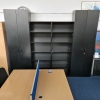schwarzes Schrank-Regal-Kombination