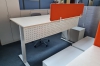 Kinnarps Marken-Schreibtisch mit weissem Gestell und Ahorn Tischplatte sowie Trennwand in Happy Red
