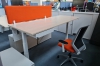 Kinnarps Marken-Schreibtisch mit weissem Gestell und Ahorn Tischplatte sowie Trennwand in Happy Red