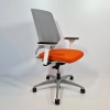 Bürodrehstuhl Esencia mit grauem Netzrücken und orangfarbenen Sitzpolster