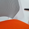 Bürodrehstuhl Esencia mit grauem Netzrücken und orangfarbenen Sitzpolster