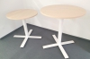 zwei runde Tische mit wei&szlig;em Gestell und Ahornplatte in verschiedenen H&ouml;hen