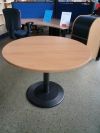 runder Besprechungstisch mit schwarzem Tellerfuß