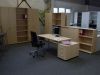 Kompletter Arbeitsplatz XP mit Schreibtisch, Aktenschrank, Regal und Sideboards