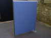 Blaue Trennwand mit silberfarbenen Winkelfuß