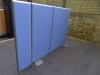 Blaue Trennwand mit silberfarbenen Winkelfuß